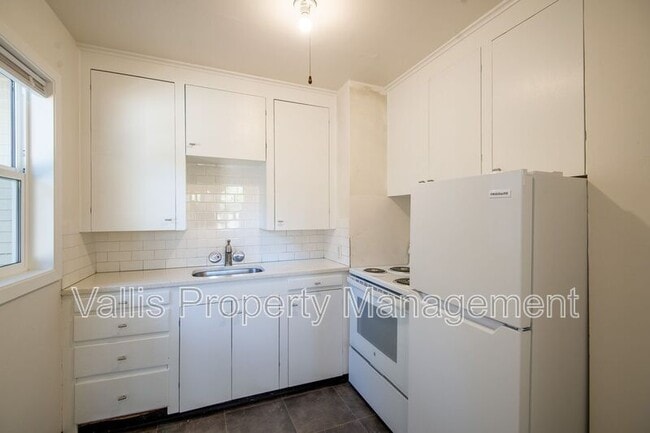 Building Photo - 526 19th St NE