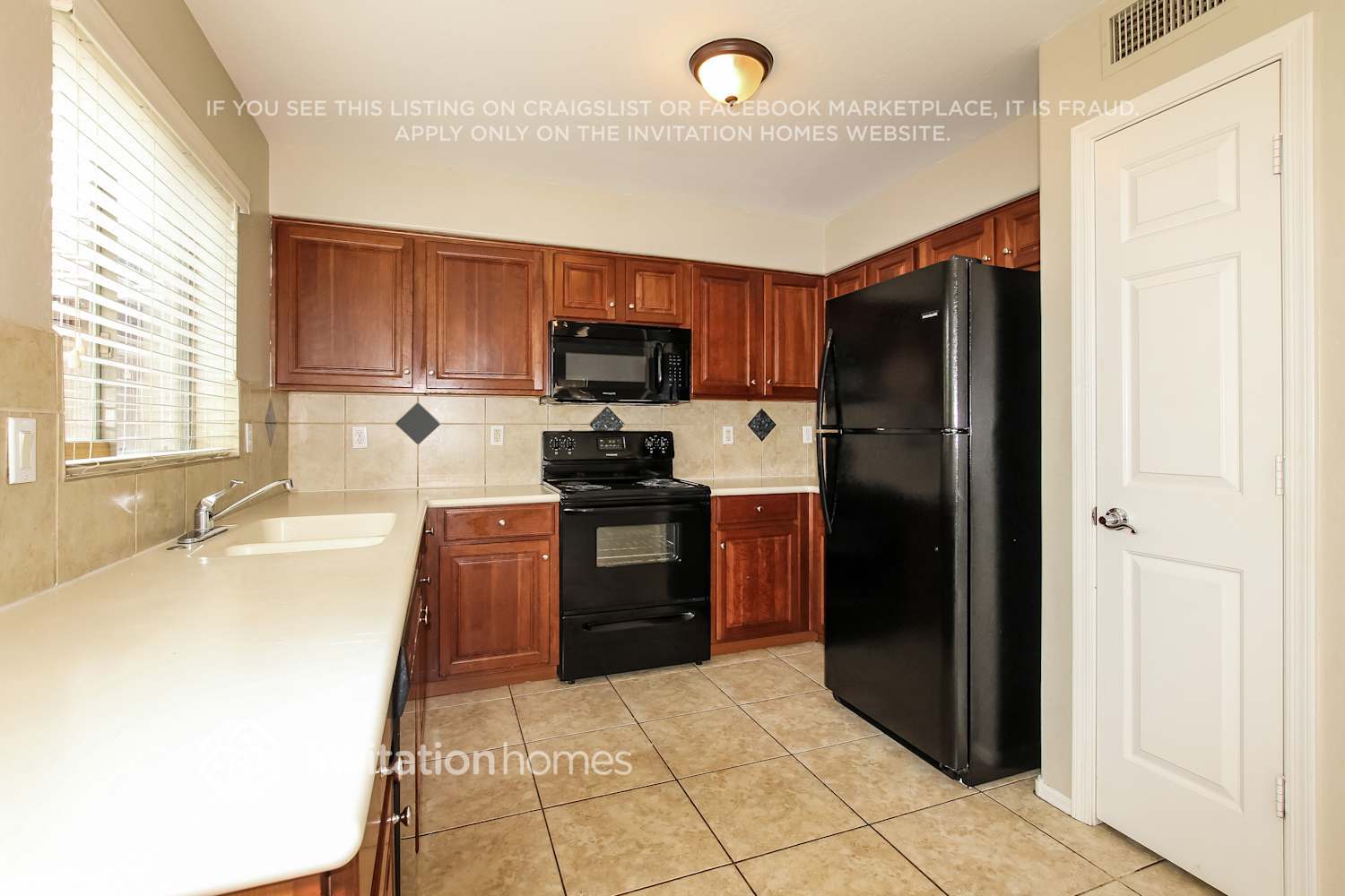 Building Photo - 1733 S 156th Ave