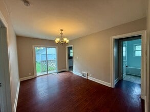 Building Photo - Lower 2 bedroom near Downtown Beloit
