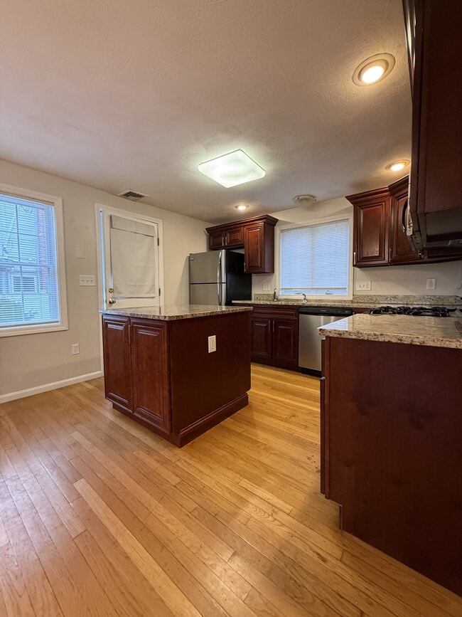 Building Photo - 5 Kensington Park