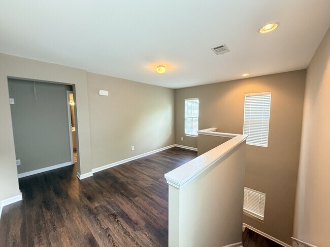 Building Photo - 3329 Fernview Dr