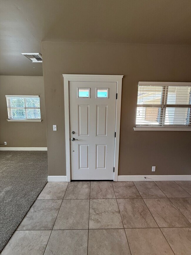 Building Photo - B11110E