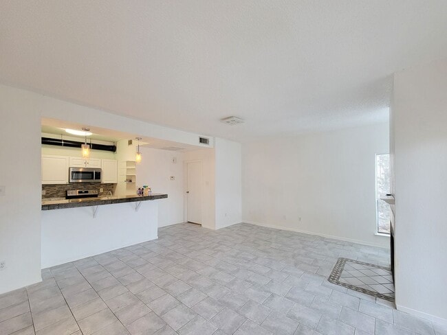 Building Photo - Spacious one of a kind 2 bedroom 2 bath condo in excellent condition. Entire condo has been paint...