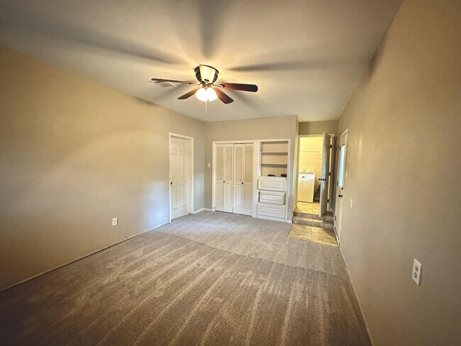 Building Photo - 1926 Laurelwood Dr