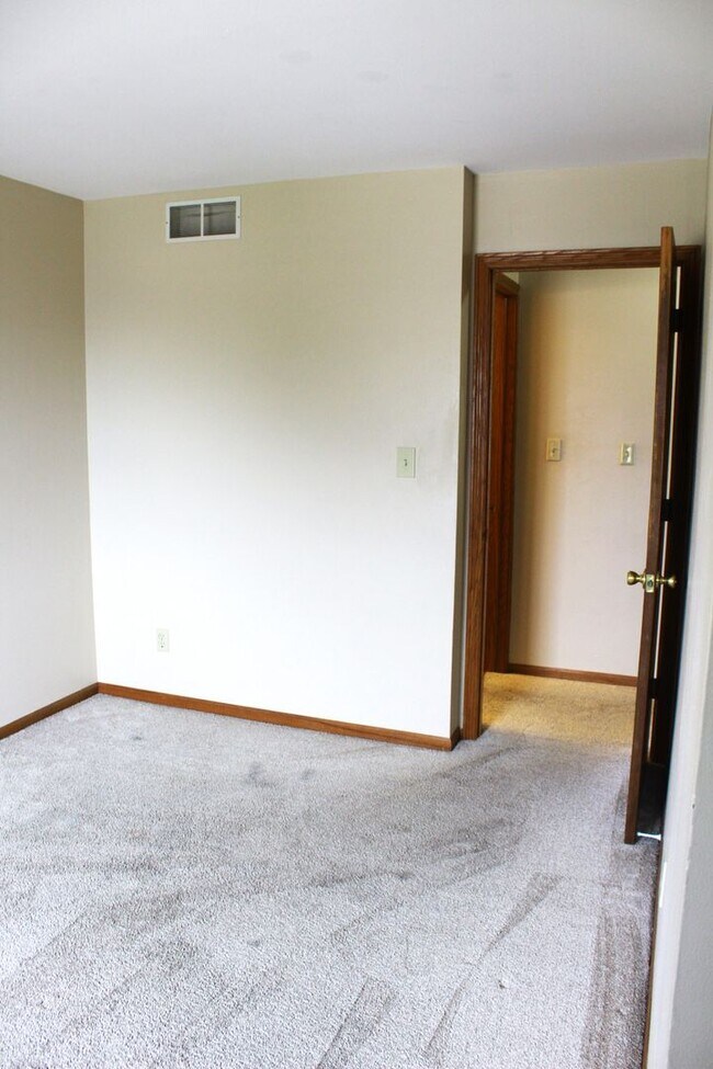 Building Photo - 376-376 Thomas Dr