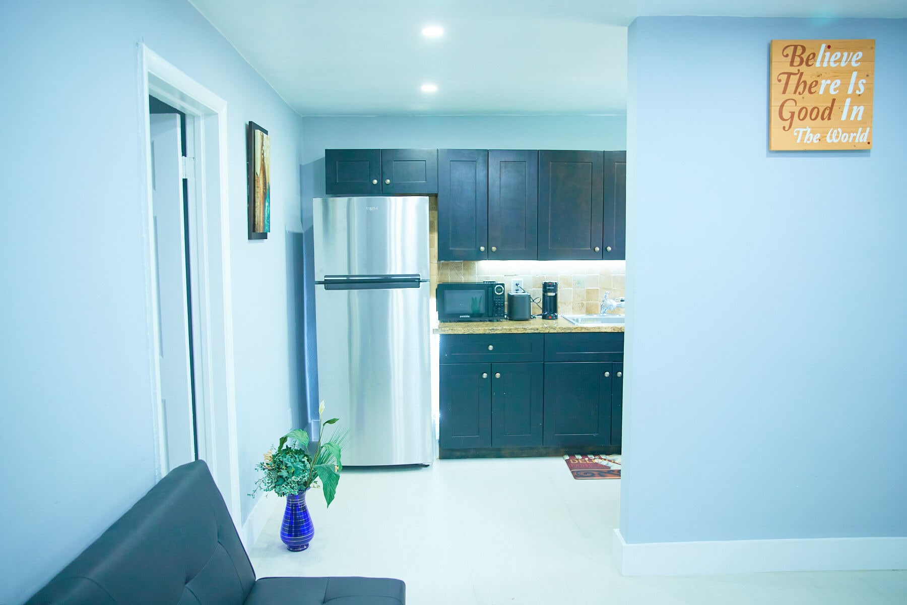 Building Photo - 414 N 60th Way