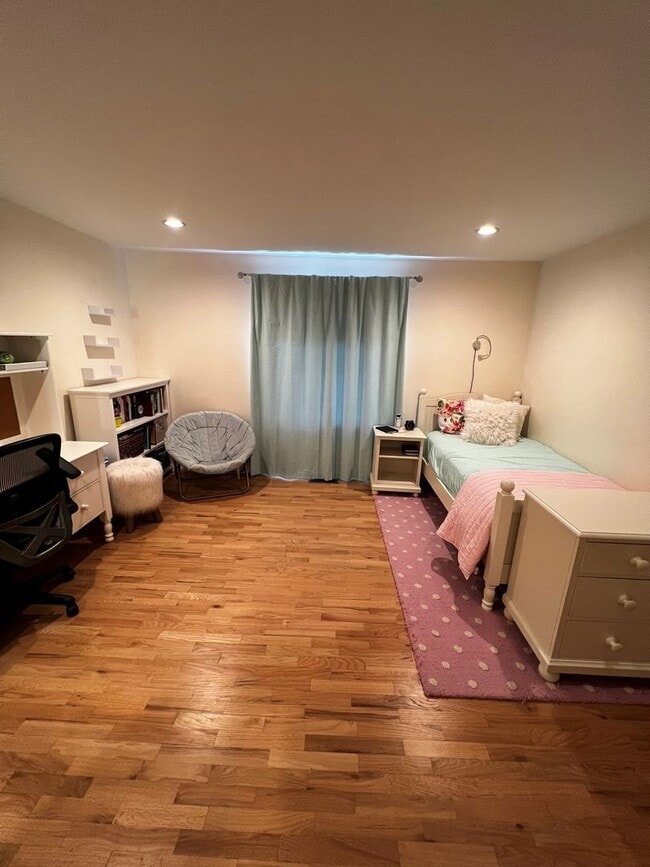 Building Photo - CLICK "REQUEST A TOUR" NOW!