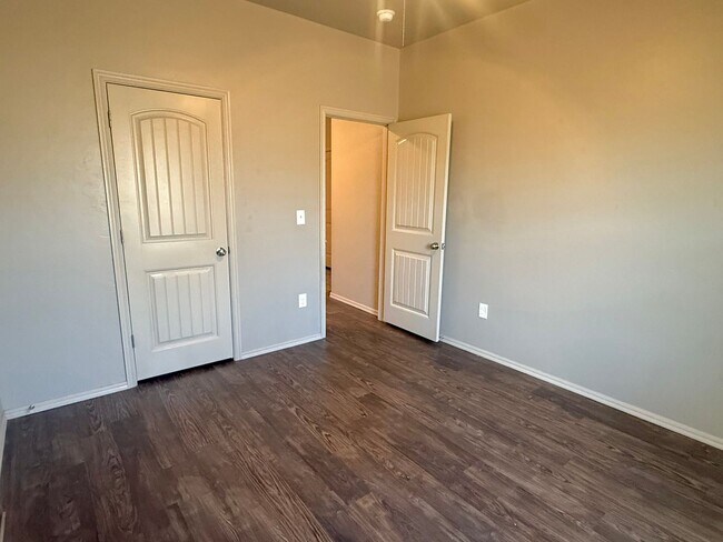 Building Photo - Beautiful 3 Bed 2 Bath Duplex in Surrey Hills!!