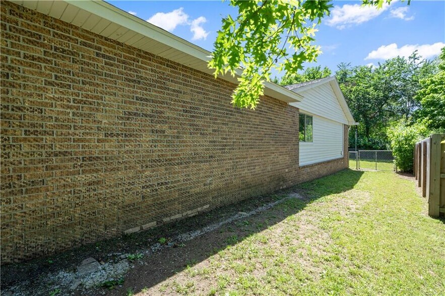 Building Photo - 3023 N Old Missouri Rd