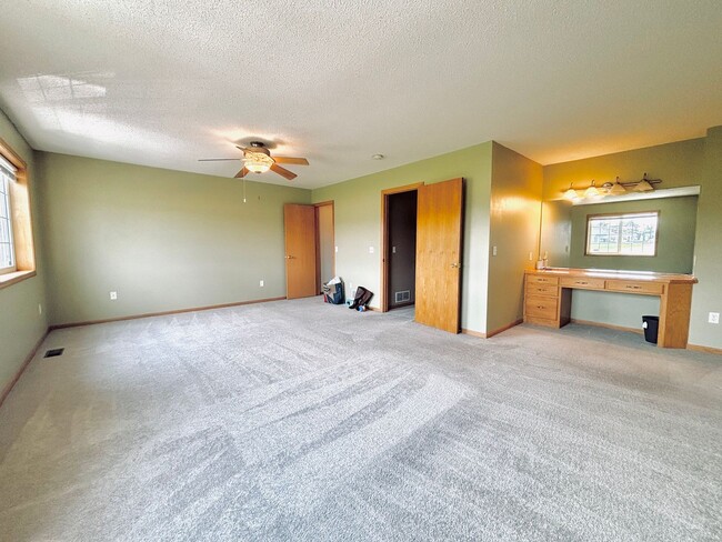 Building Photo - Spacious 3bed Townhome in Coon Rapids.  FI...