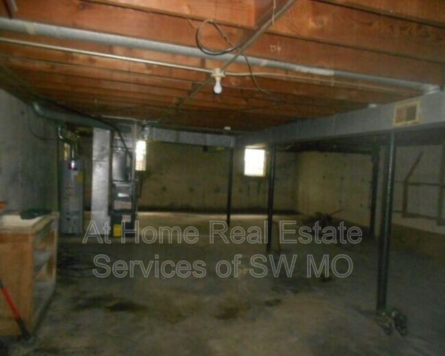 Building Photo - 924 W Woodridge St