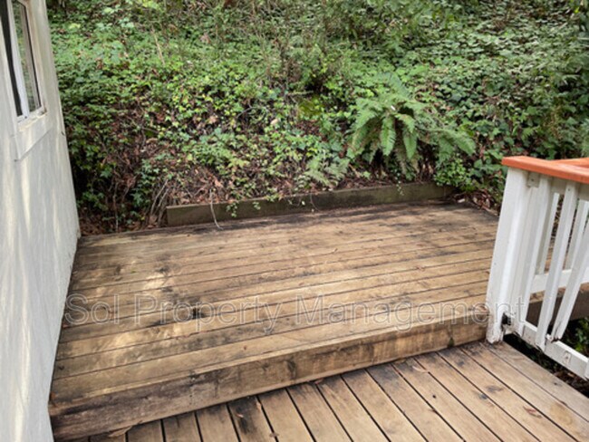 Building Photo - 175 S Redwood Dr