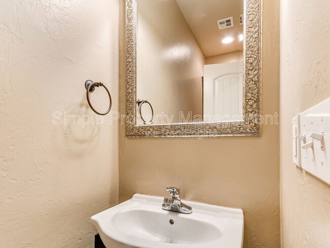 Building Photo - 2874 Muzzy St
