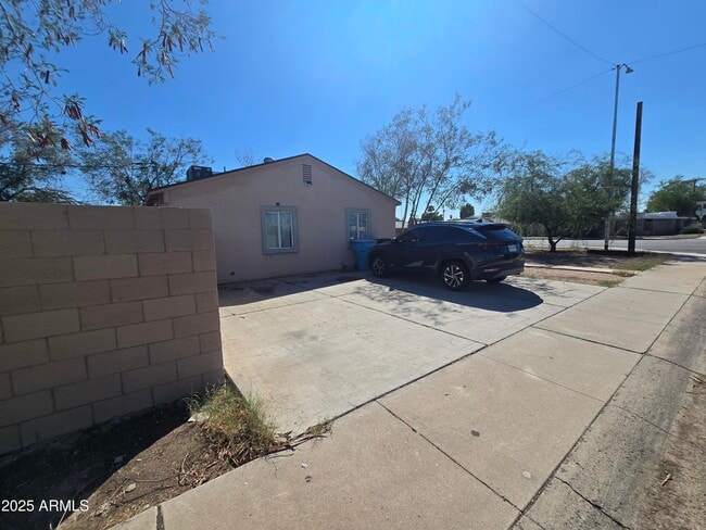 Building Photo - 3845 N 15th Ave