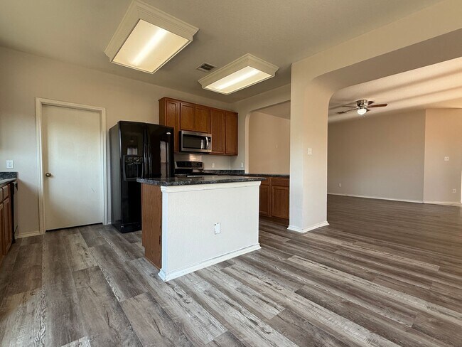 Building Photo - 1722 E Mesa Park Dr