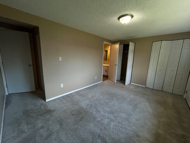 Building Photo - Charming 2-Bed Condo Retreat with 1.5 Baths in Prime Greenwood Location – 1088 Sq Ft of Comfort!