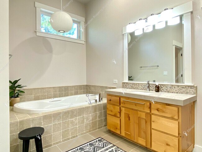 Building Photo - Elegant Single-Level Home in Northwest Cro...