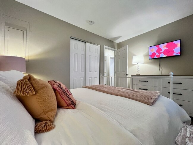 Building Photo - 3 BDR Ranch w/ Fenced yard, laundry, garage + more