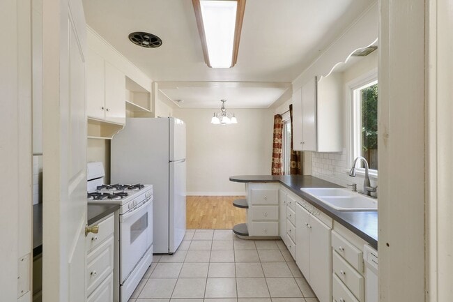 Building Photo - Eastside Charmer with 3 bedrooms 1.75 bath...