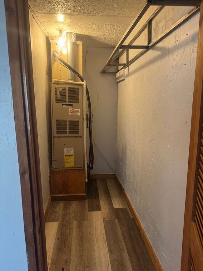 Building Photo - Adorable 1/1 bathroom fenced in yard