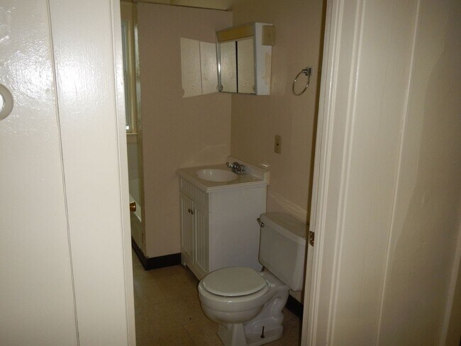 Building Photo - Four Bedroom Duplex with Great Park View 7...