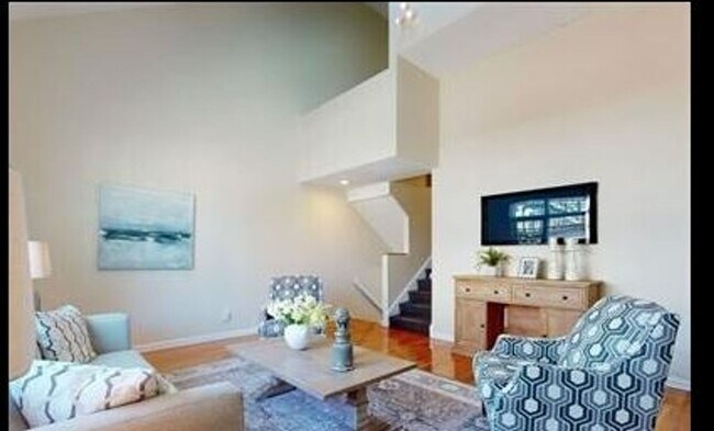 Building Photo - Charming 5 Bedroom