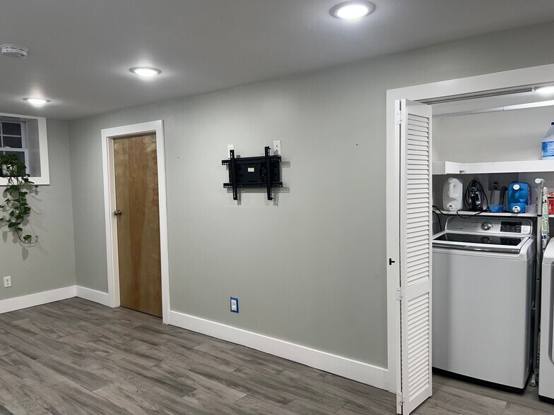 Building Photo - 372 Walnut St