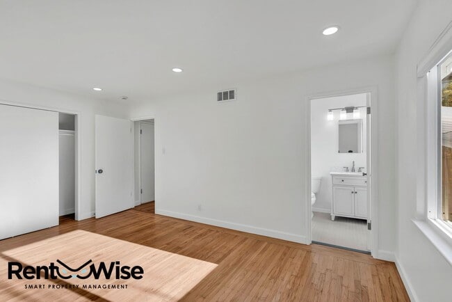 Building Photo - 838 Crompton Rd