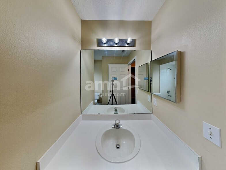 Building Photo - 722 Meadow Park Dr