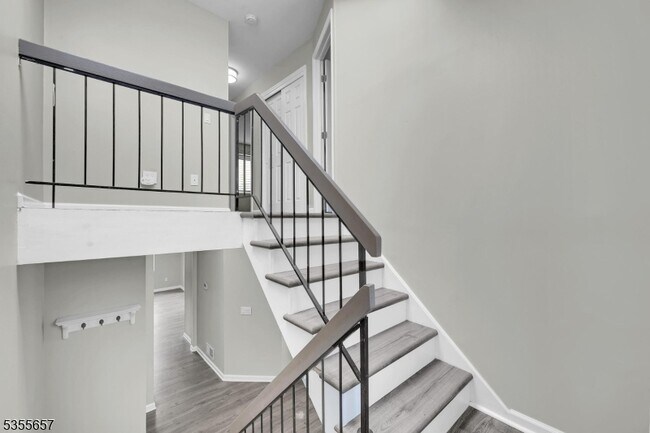 Building Photo - 8 Delbarton Ct