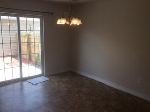 Building Photo - 5 BEDROOM, 4 BATHROOM TOWNHOUSE WITH 2 CAR...