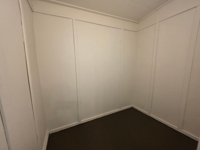Building Photo - Spacious 2 bedroom cottage