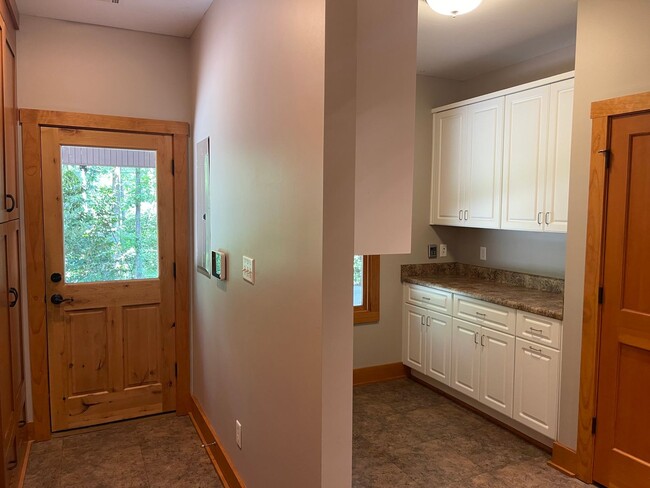 Building Photo - Charming 2 Bed, 2 Bath Custom Ranch on 5 P...