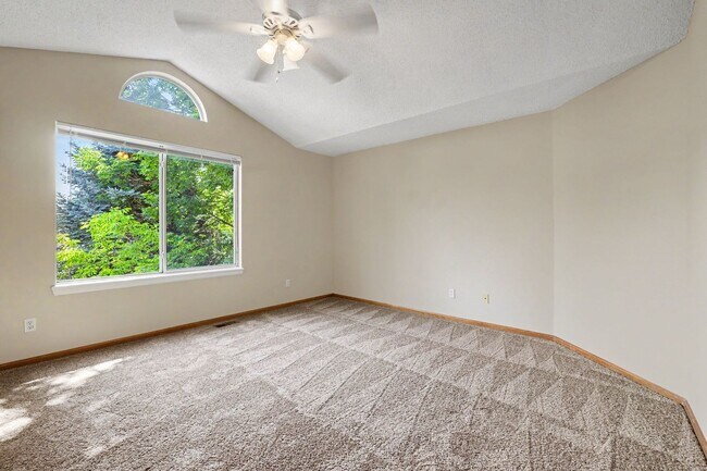 Building Photo - Spacious 5 Bedroom Home with Fenced Yard & 2 Car Garage