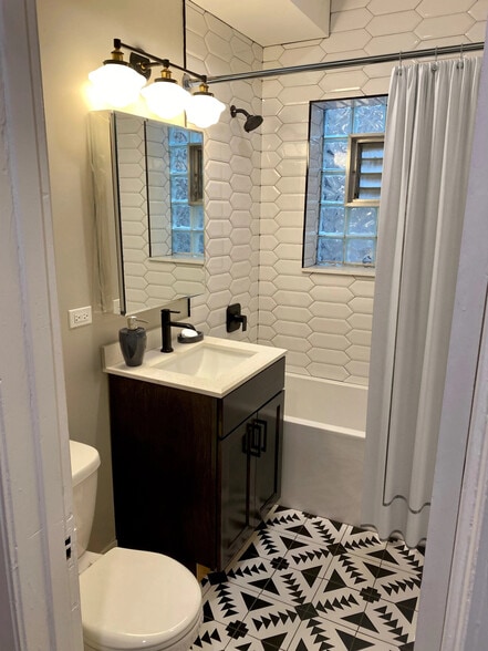 Building Photo - 2226 N Kenmore Ave