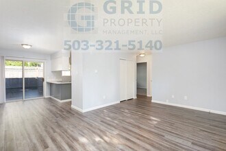 Building Photo - Modern Two Bedroom Apartment Available in Mt. Tabor