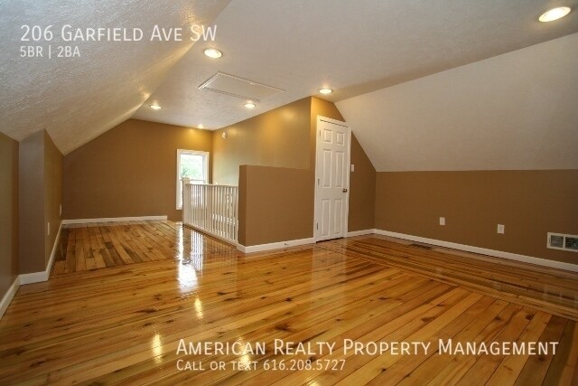 Building Photo - 206 Garfield Ave SW