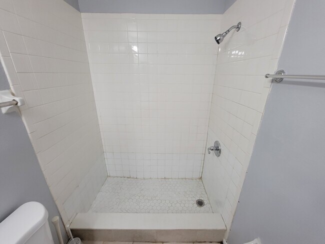 Building Photo - 4846 Royal Palm Ave