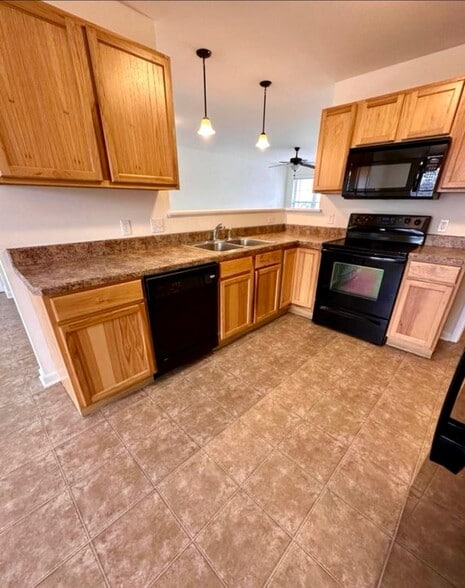 Building Photo - 2000 Curry Rd