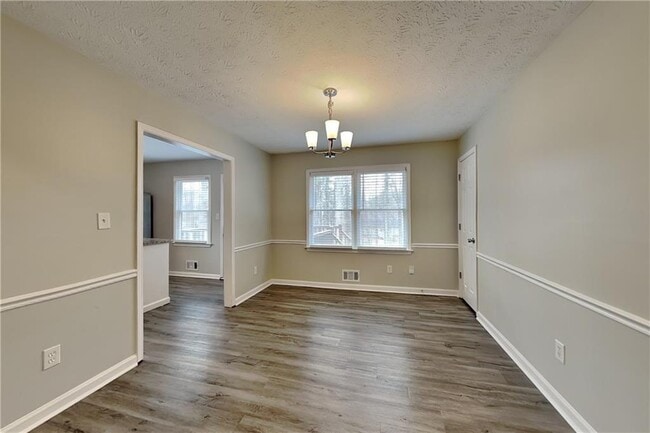 Building Photo - 351 Robin Hood Dr