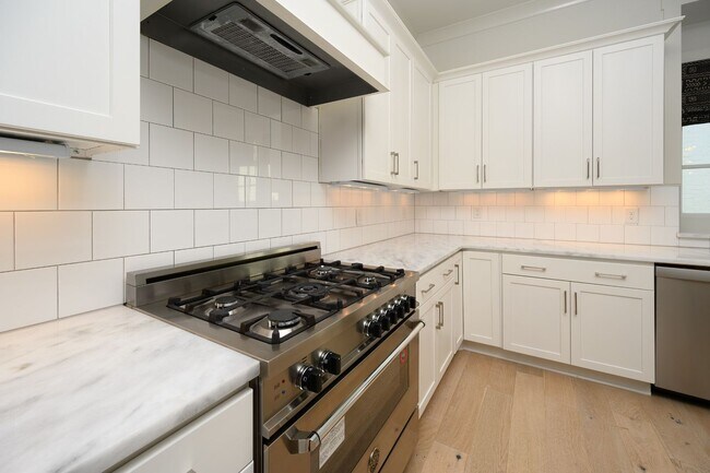 Building Photo - **LIKE-NEW, HIGH-END EXECUTIVE HOME WITH I...