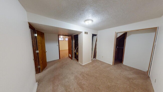 Building Photo - Lake Oswego/ Palisades - 3bd/2bth Hardwoods, Finished Daylight Basement with Bonus Rooms, Pet Fri...