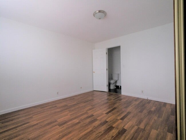 Building Photo - 1215 Skyline Dr