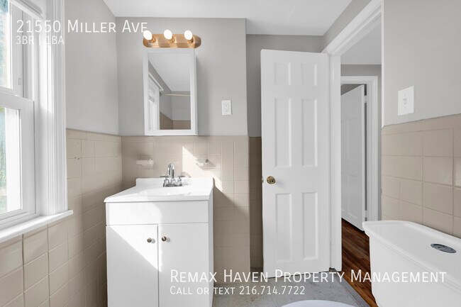 Building Photo - 21550 Miller Ave