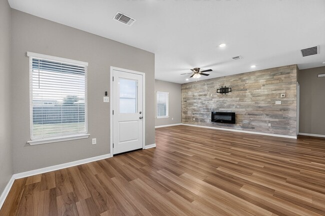 Building Photo - 2130 Silver Maple