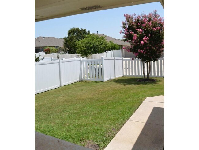 Building Photo - 1511 Legend Oaks Ln