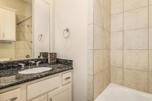 Building Photo - 5227 Lillian St