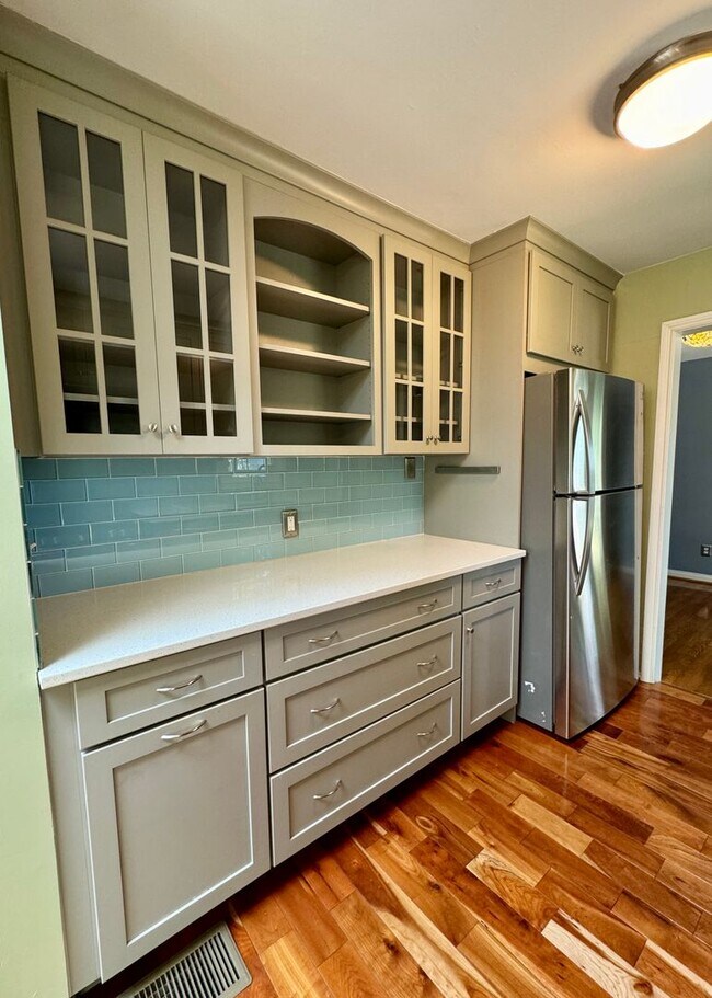 Building Photo - Quaint Cottage steps Away From VT Campus