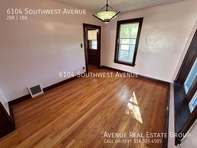 Building Photo - Charming 2-Bed Gem in St. Louis with 966 S...