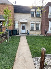 Building Photo - Cute Cozy Renovated Townhome with Basement